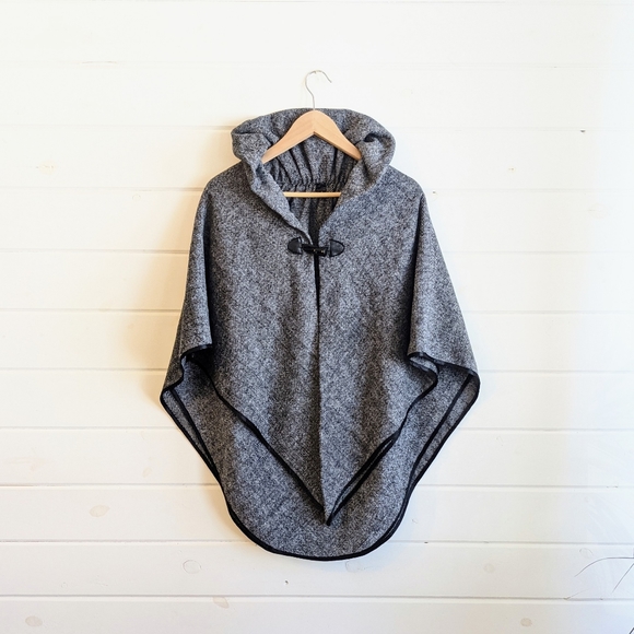 Black & White Pashmina Cape - Picture 1 of 10